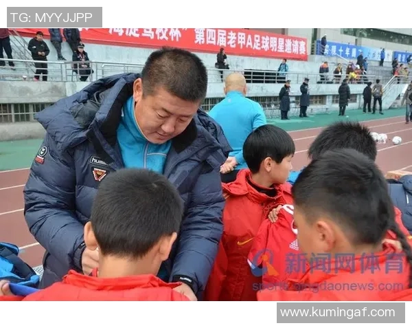 花式足球明星化身老人挑战极限技艺展现不一样的青春活力 花式足球明星化身老人挑战极限技艺展现不一样的青春活力