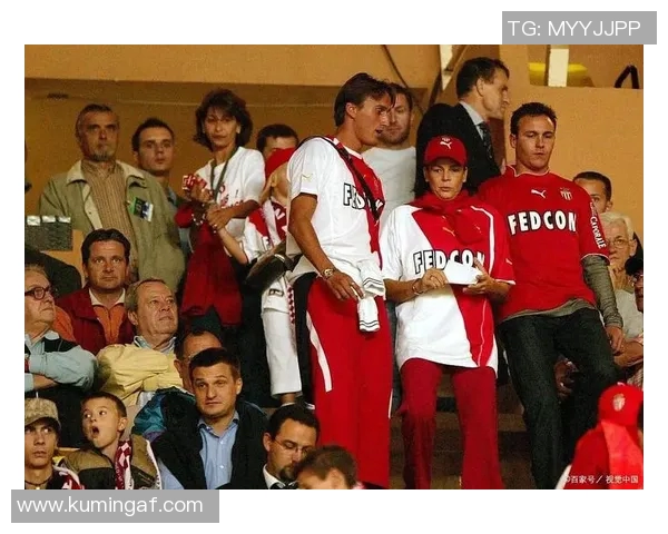 女明星倾心足球明星的浪漫追逐与成长故事 女明星倾心足球明星的浪漫追逐与成长故事